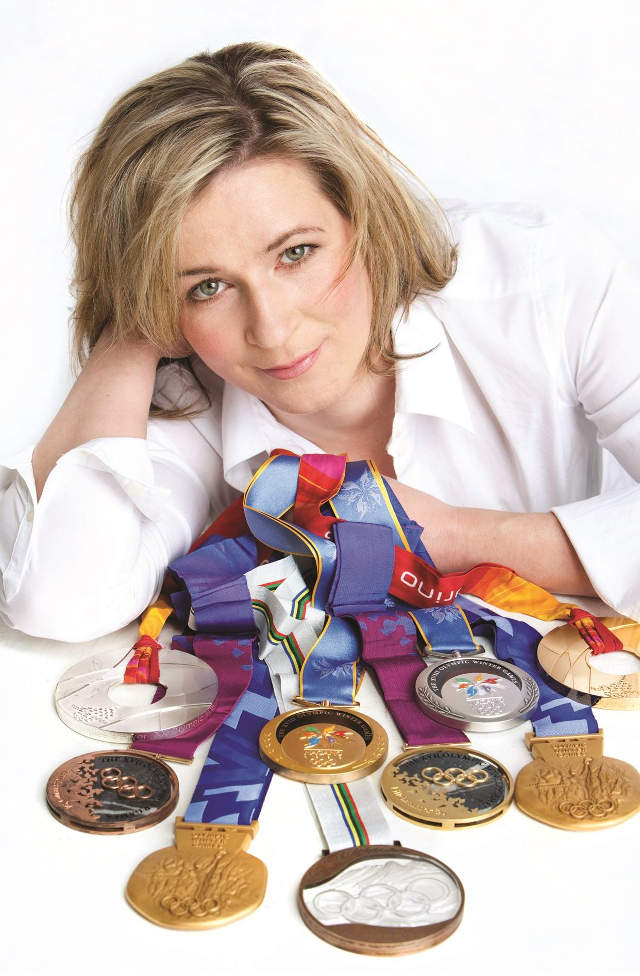 Porträtfoto Claudia Pechstein mit Medallien